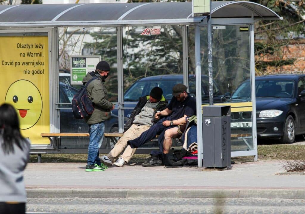 Bezdomni przebierają się na przystankach? Takie widoki tylko w Olsztynie Wiadomości, Olsztyn