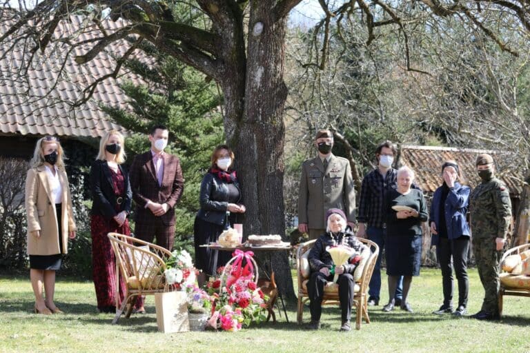 Terytorialsi z życzeniami u Pani major Ireny Tyman