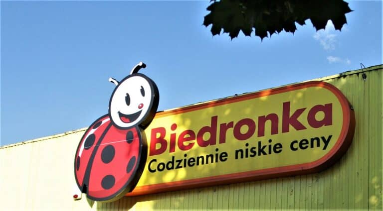 74-latek wysikał się publicznie w Biedronce