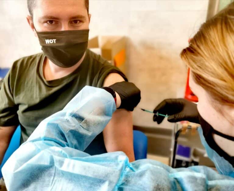 Żołnierze obrony terytorialnej rozpoczęli szczepienia