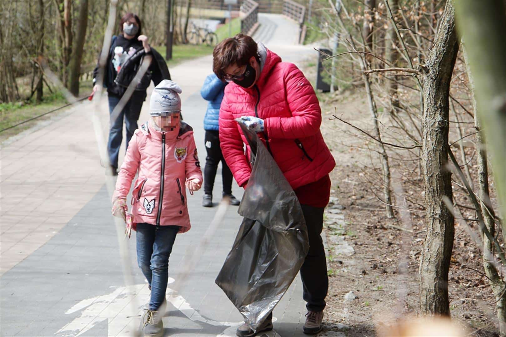 Posłanka Monika Falej dała przykład i sprzątała śmieci jezioro Wiadomości, Olsztyn