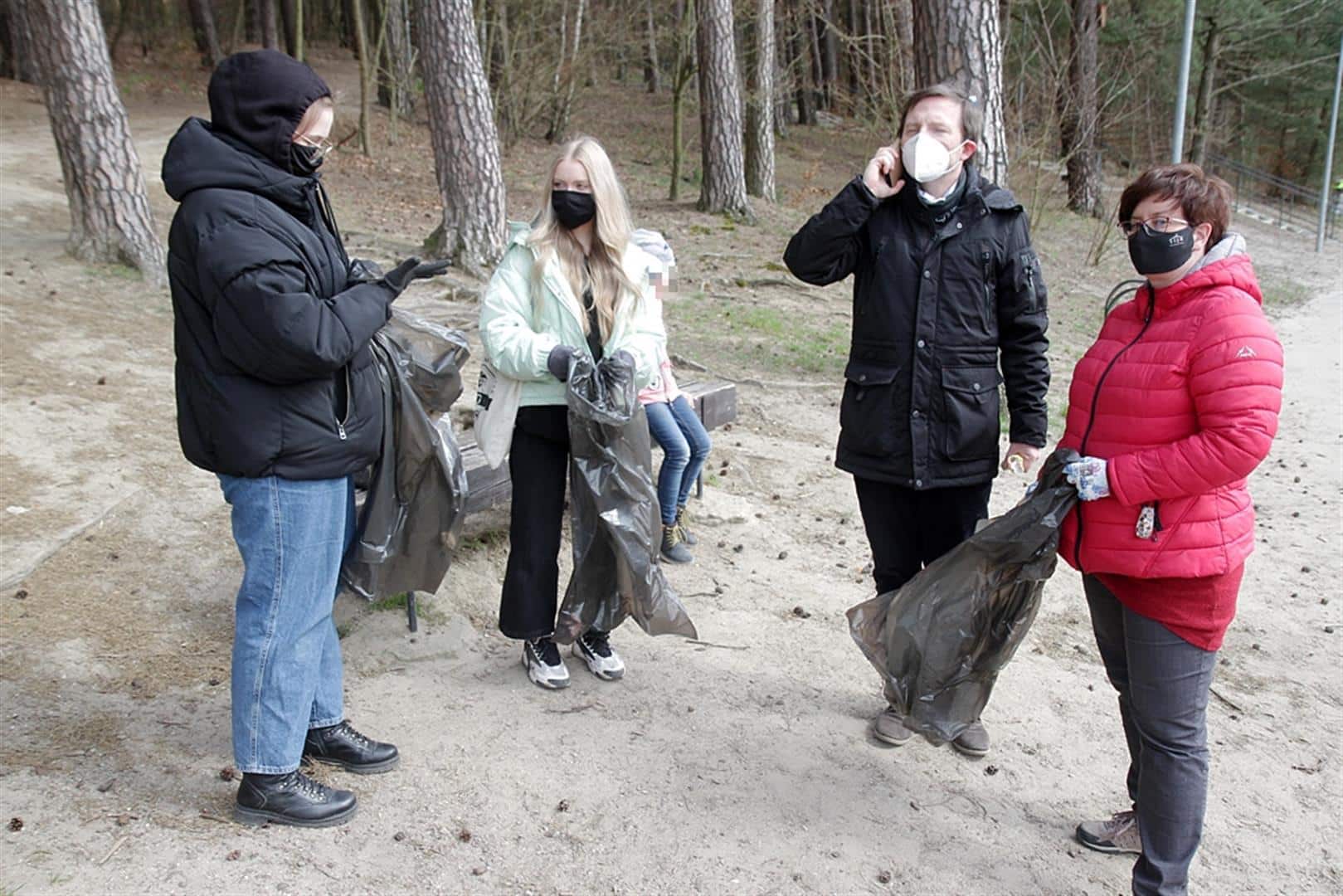Posłanka Monika Falej dała przykład i sprzątała śmieci jezioro Wiadomości, Olsztyn
