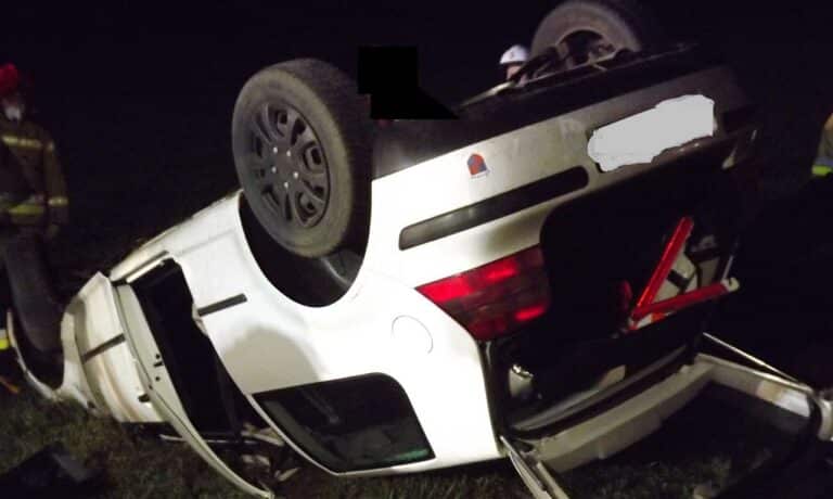 Samochód dachował po zderzeniu z drzewem