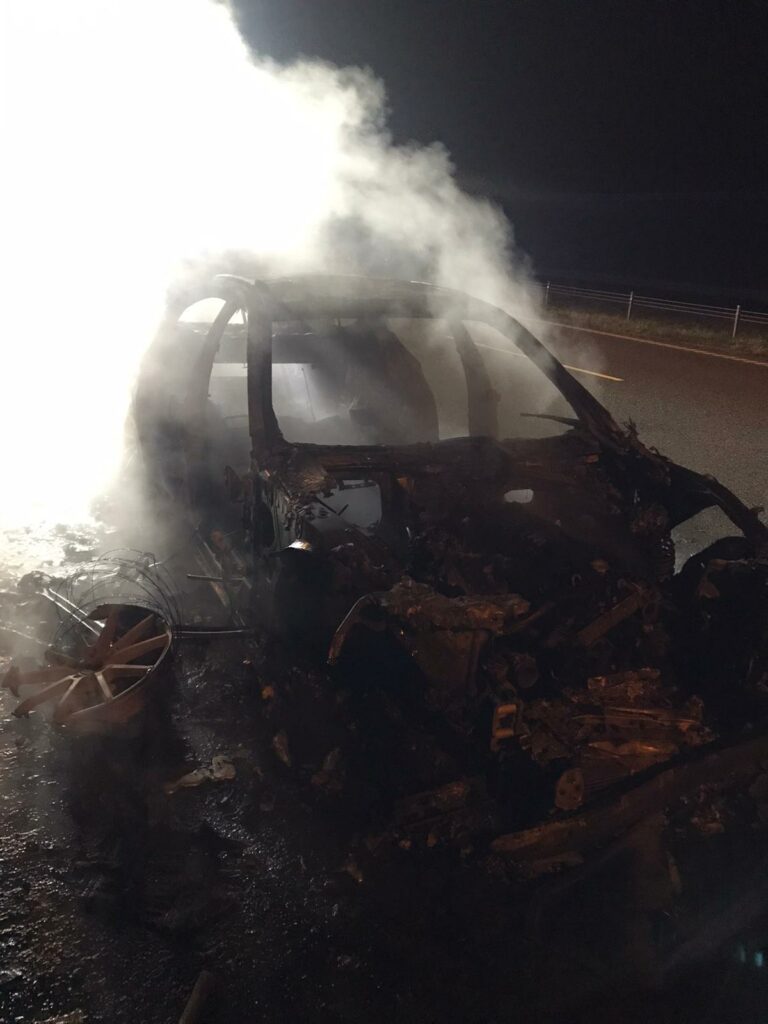 Pasażer w ostatniej chwili wyskoczył z płonącego BMW na S7 Wiadomości, Wideo