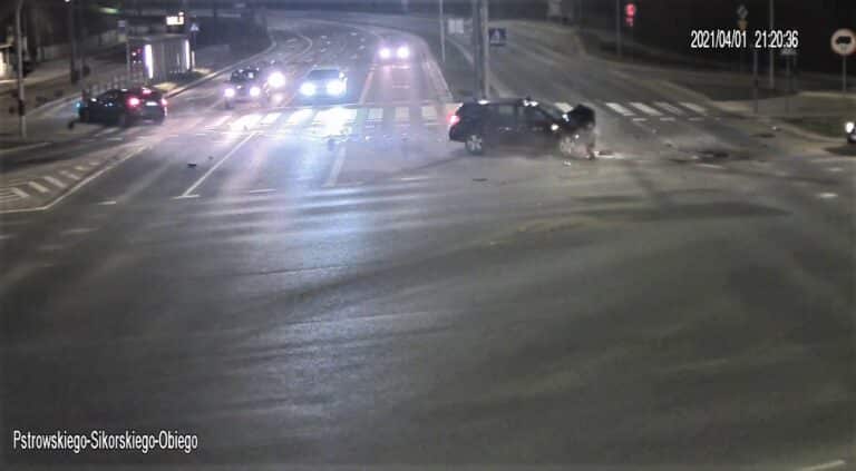 Wjechała na czerwonym i spowodowała kolizję. Straciła prawo jazdy