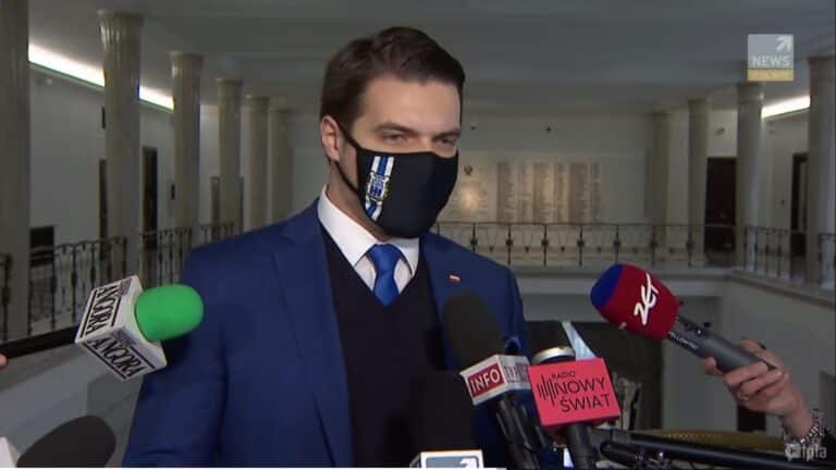 Poseł z Olsztyna Ultrasem Stomilu? Paraduje po sejmie w barwach klubu