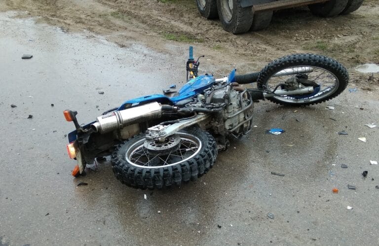 Zderzenie motocykla z samochodem ciężarowym