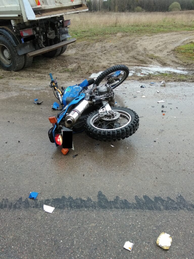 Zderzenie motocykla z samochodem ciężarowym motoryzacja Wiadomości, Giżycko