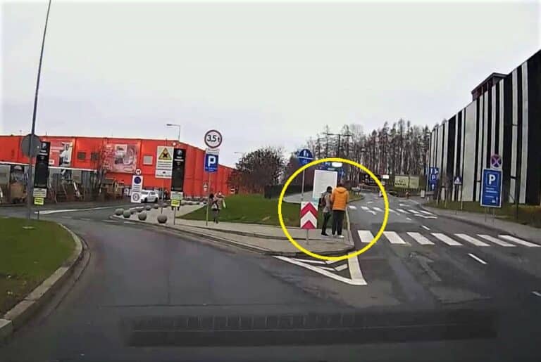 Gang obcokrajowców okrada pod marketami! Metoda jest niezwykle bezczelna. Zobacz nagranie