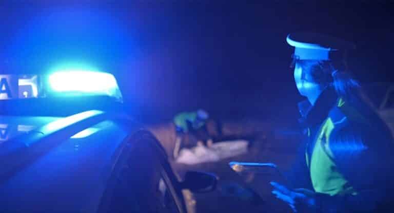 Kierowca uderzył w drzewo, zmarł mimo reanimacji