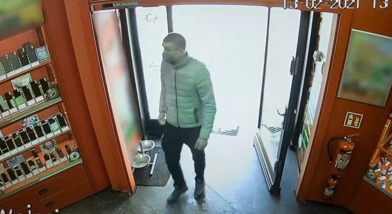 Dresiarz wparował do sklepu CeX. Zrobił tam coś strasznego