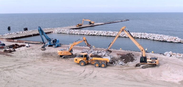 Wznowione roboty budowlane w rejonie sztucznej wyspy przy przekopie Mierzei