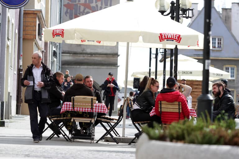 Oblegana starówka. Dużo ludzi w ogródkach
