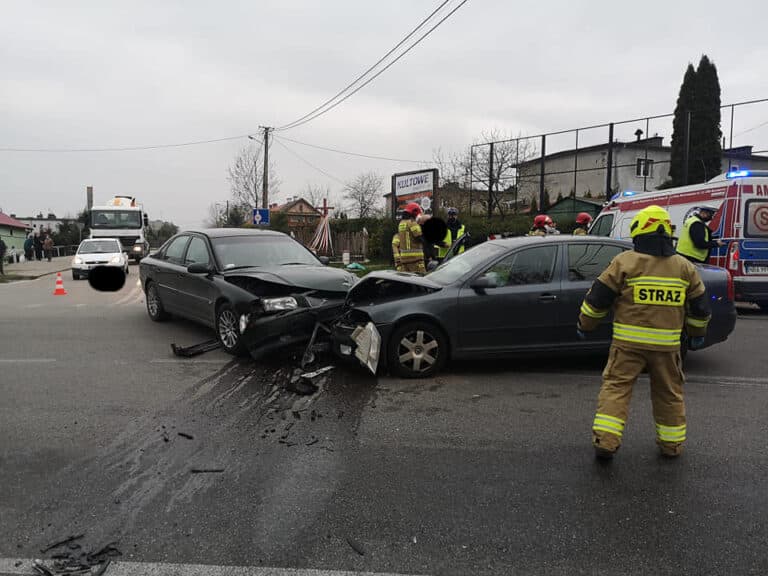 Czołowy wypadek na skrzyżowaniu