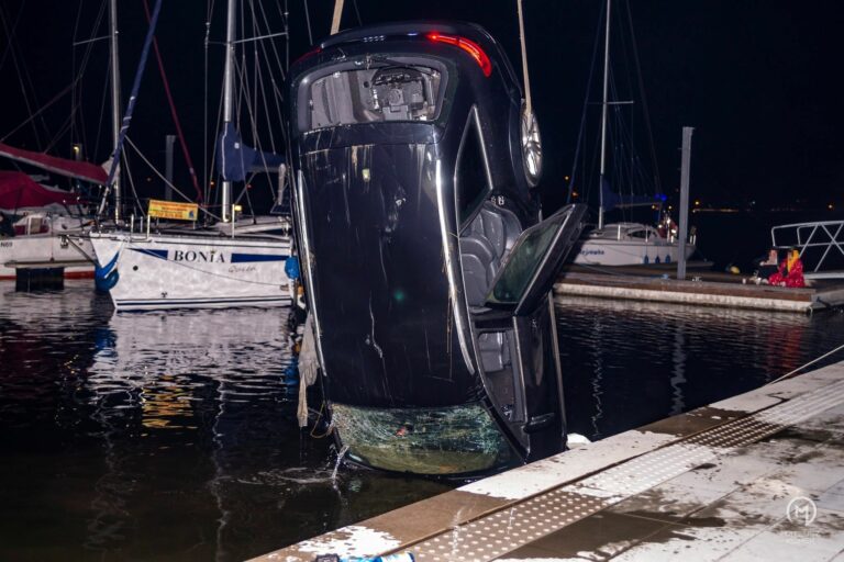 Wjechał do jeziora. Auto zatonęło