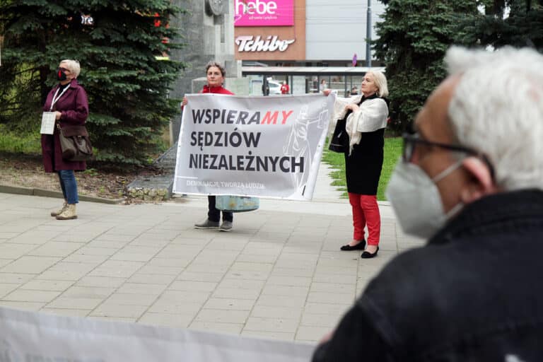 Protest pod olsztyńskim sądem w Dniu Solidarności