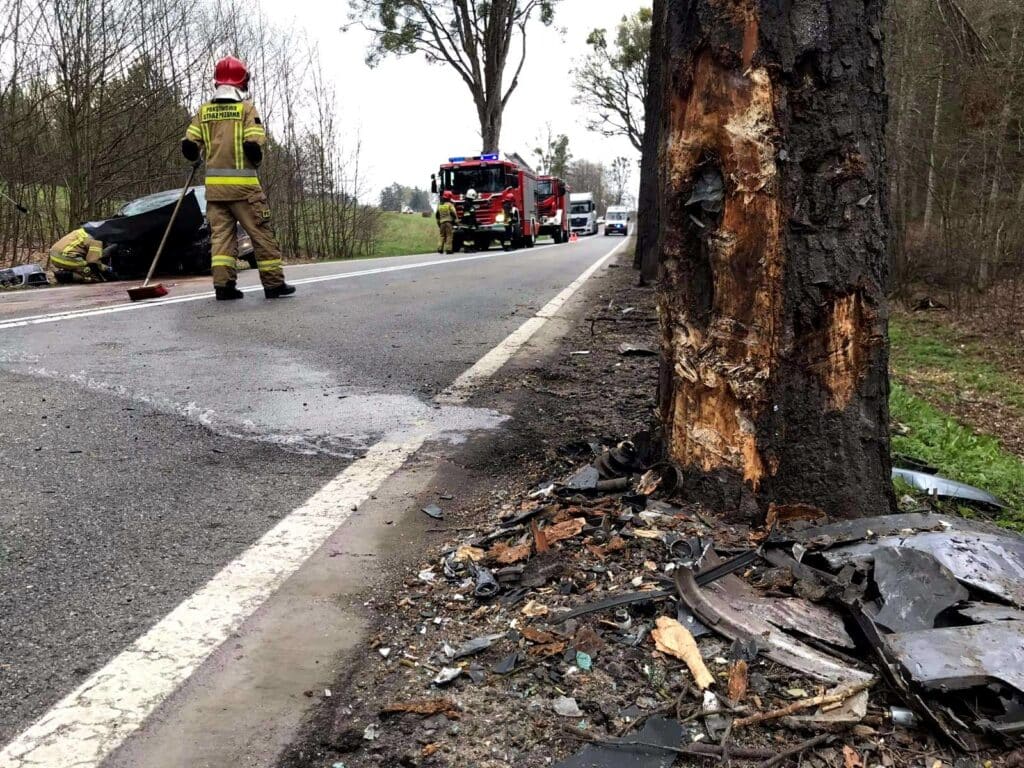 18-letni kierowca Oplem uderzył w drzewo. Prawo jazdy miał dopiero miesiąc wypadek Wiadomości, Szczytno