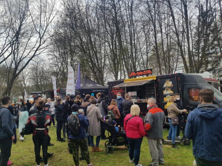 Tłumy na Festiwalu Smak&oacute;w Food Truck&oacute;w. Fotorelacja