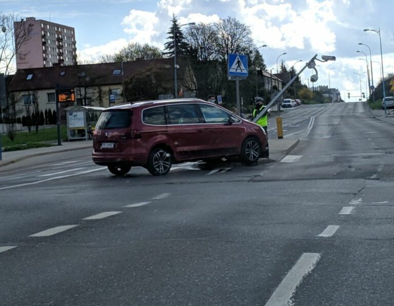 Kobieta wjechała w słup