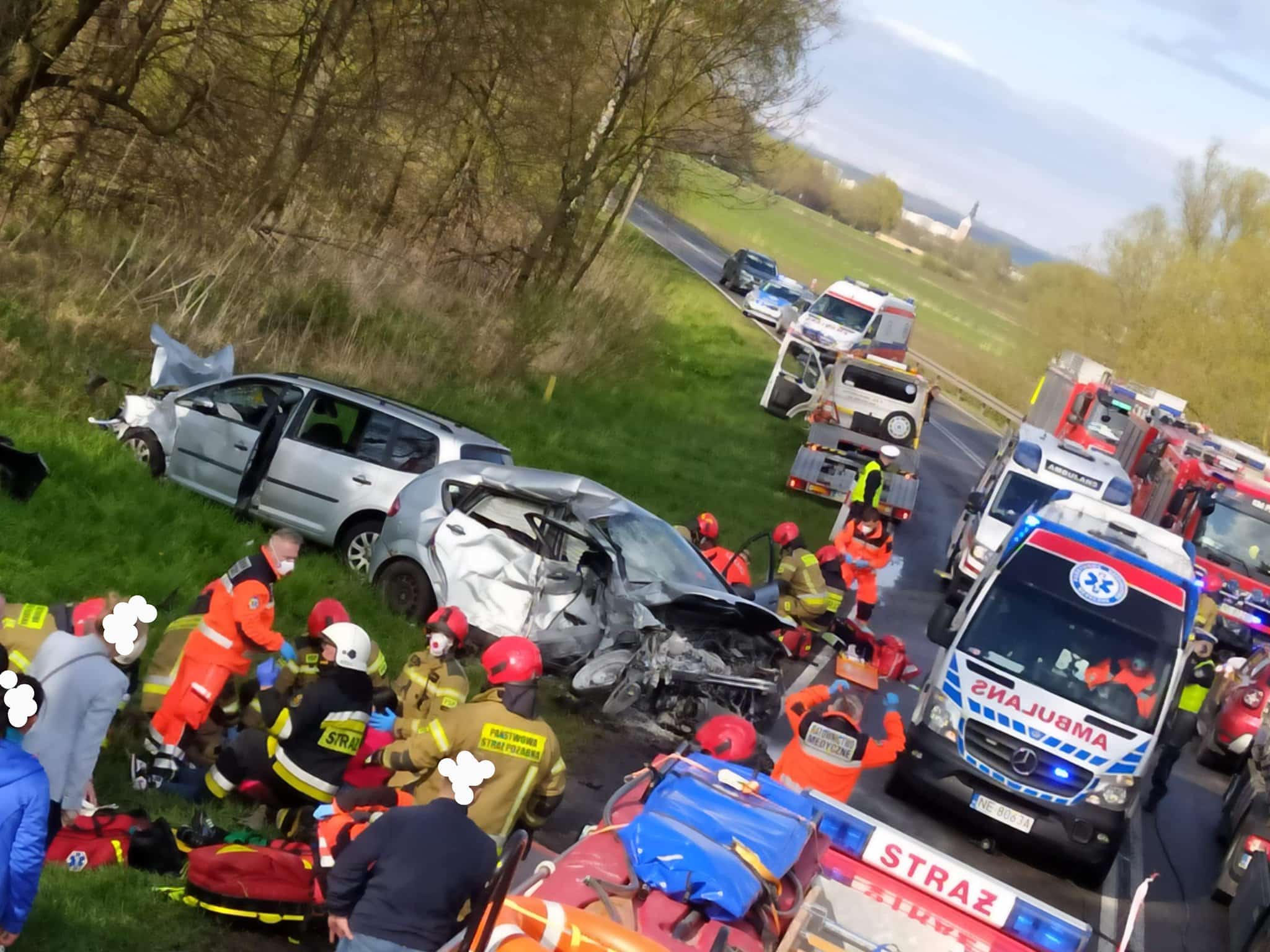 Jedna z sześciu osób poszkodowanych w tym wypadku zmarła po przewiezieniu do szpitala wypadek Wiadomości, zPAP