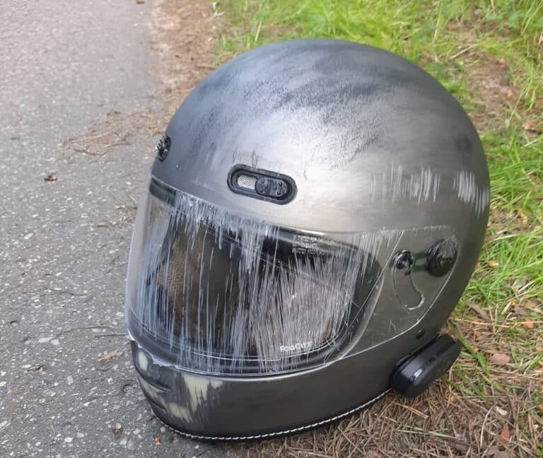 Wypadek motocyklisty. Wyprzedzając wyjechał na czołowe zderzenie