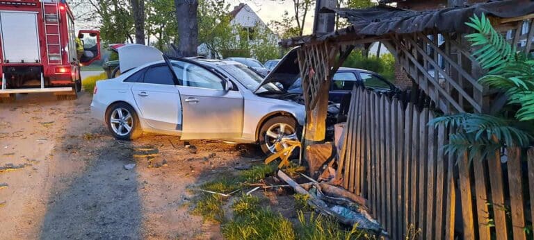 Przebił się przez ogrodzenie posesji i uderzył w zaparkowane auto