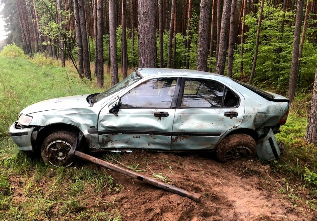 20-latek rozbił się na drzewie wypadek Wiadomości, Szczytno