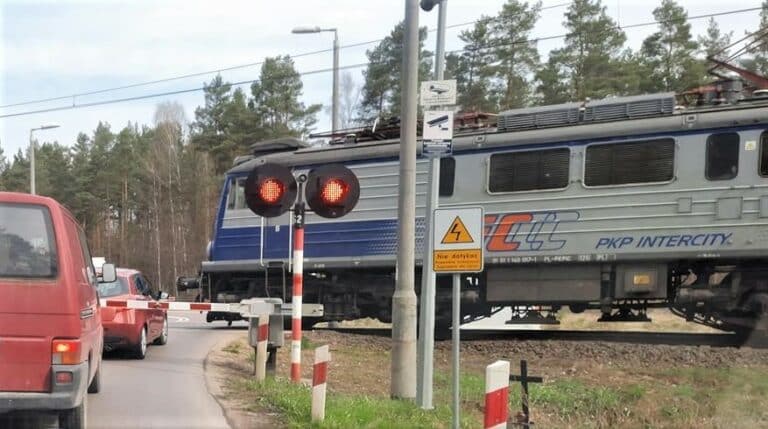 Skrajna nieodpowiedzialność. Auto utknęło za zamkniętym szlabanem