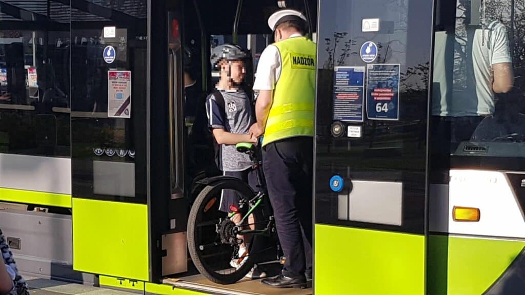 12-letni rowerzysta wjechał pod tramwaj koło Galerii Warmińskiej Galeria Warmińska Wiadomości, Olsztyn