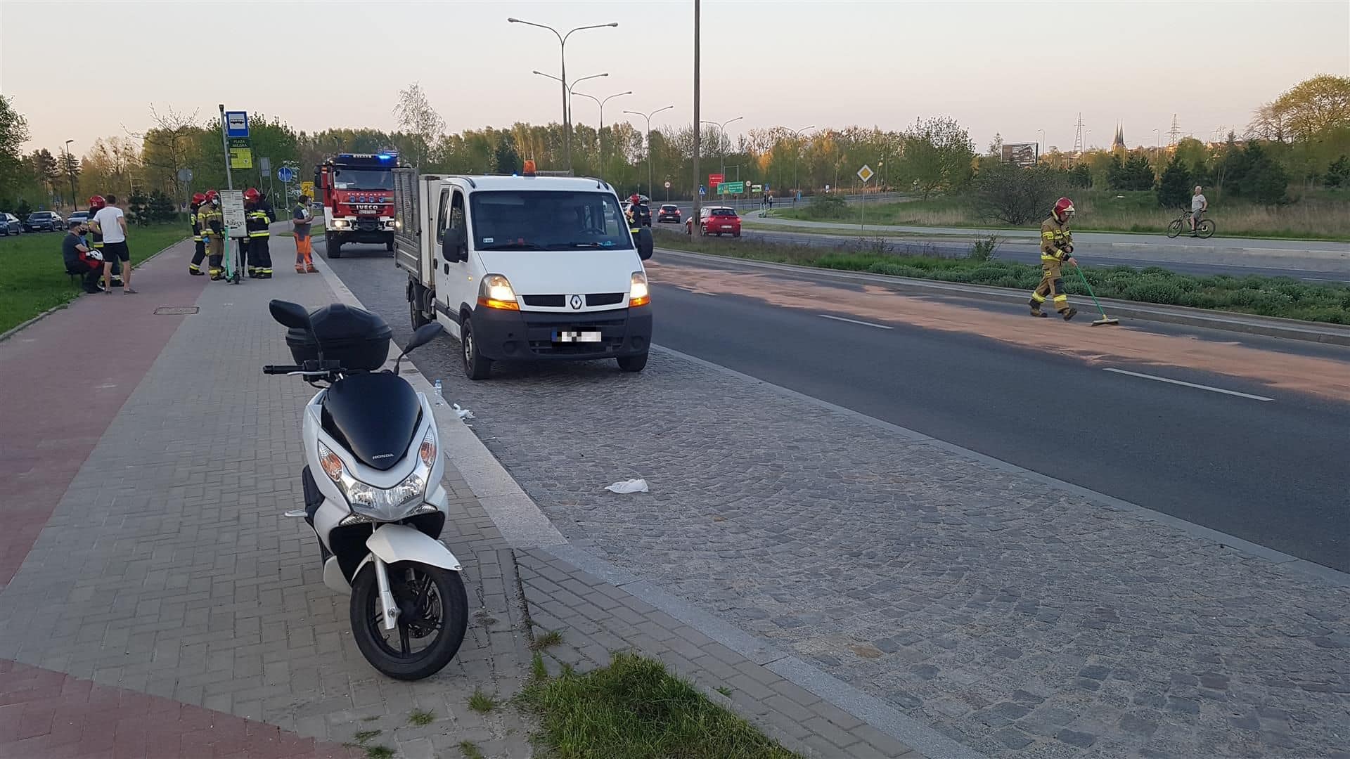 Z BMW wyciekły płyny. Motocyklista wywrócił się na śliskiej nawierzchni motoryzacja Wiadomości, Olsztyn