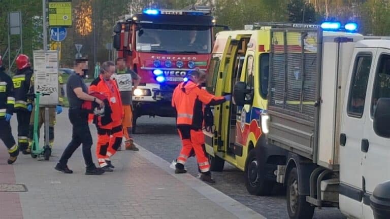 Z BMW wyciekły płyny. Motocyklista wywr&oacute;cił się na śliskiej nawierzchni