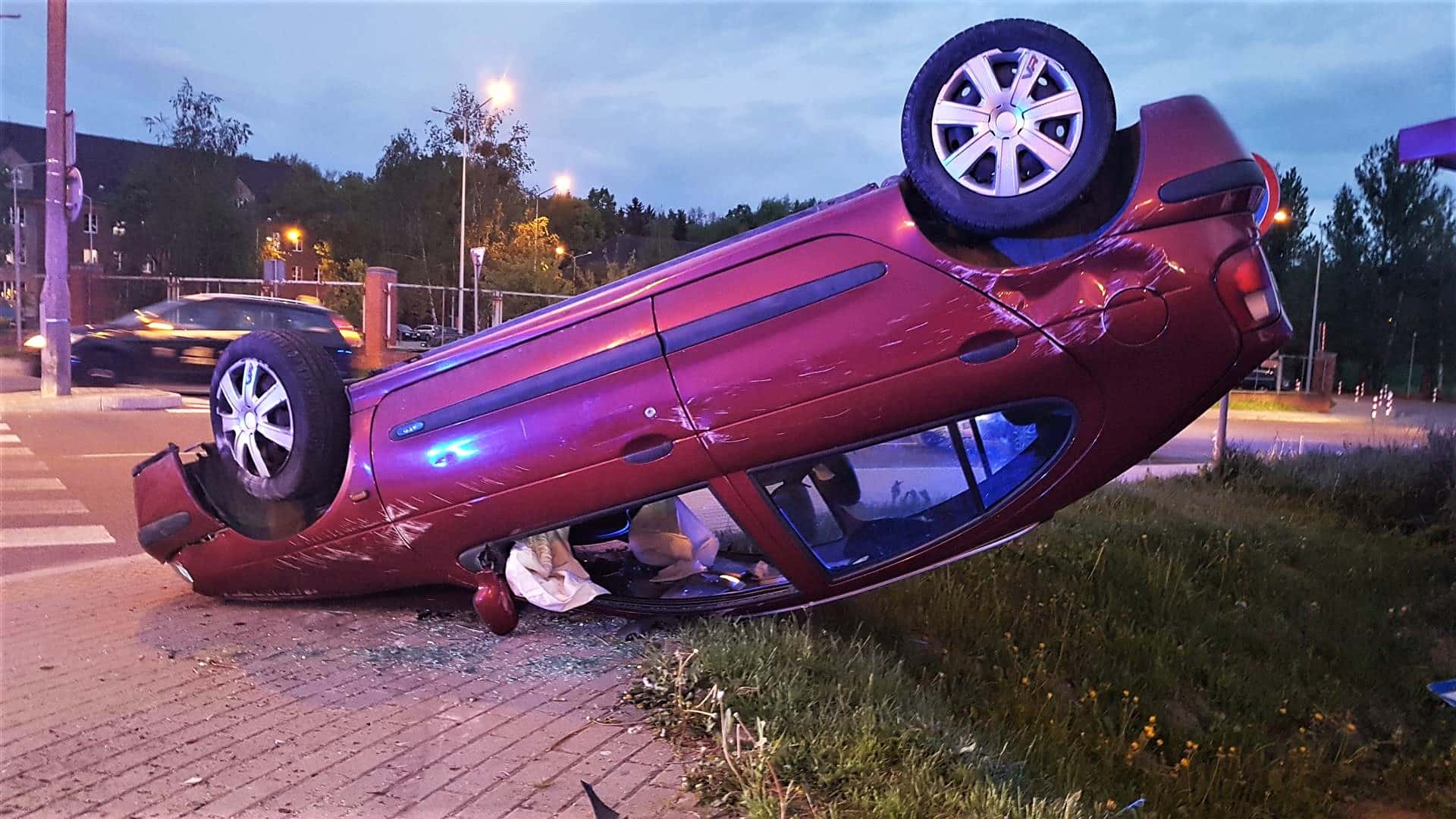 Dachował na skrzyżowaniu. Zostawił auto i uciekł wypadek Wiadomości