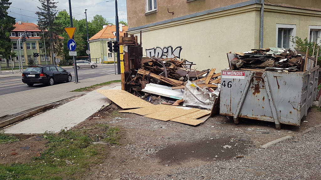 Jeden z ostatnich drewnianych kiosków w Olsztynie został zrównany z ziemią sklep Wiadomości, Olsztyn