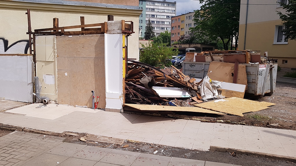 Jeden z ostatnich drewnianych kiosków w Olsztynie został zrównany z ziemią sklep Wiadomości, Olsztyn