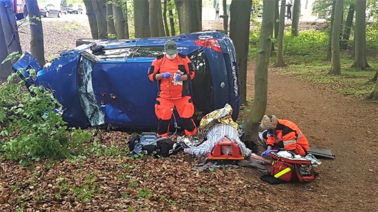 Na wylocie z Olsztyna auto kierowane przez 80-latka wypadło z drogi i uderzyło w drzewo