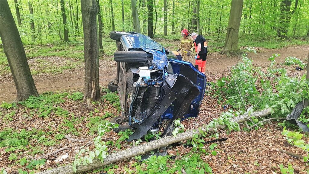 Na wylocie z Olsztyna auto kierowane przez 80-latka wypadło z drogi i uderzyło w drzewo wypadek Wiadomości, Olsztyn