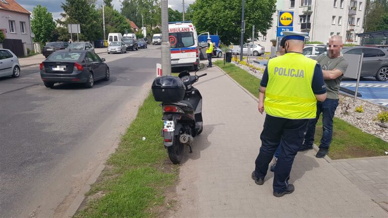 Motorowerzysta chciał ominąć plastikową butelkę, a uderzył w krawężnik. Trafił do szpitala