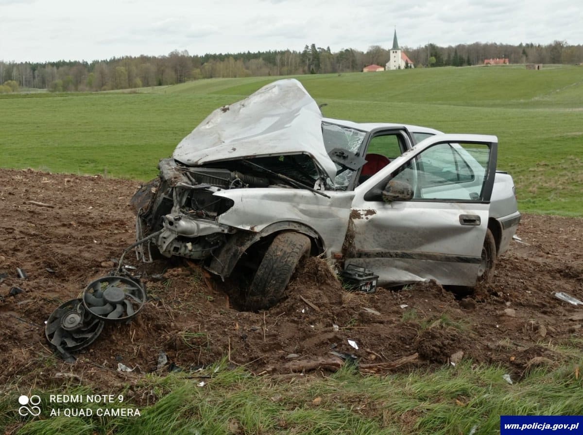 19-letni pasażer trafił do szpitala po tym jak auto uderzyło w drzewo wypadek Olsztyn, Wiadomości