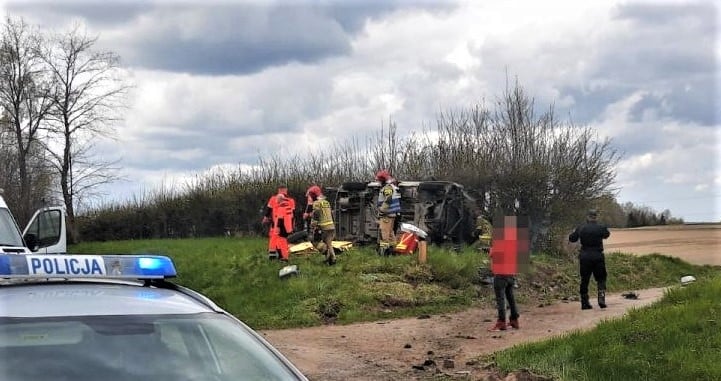 Uderzył w przepust i poleciał autem kilka metr&oacute;w w powietrzu