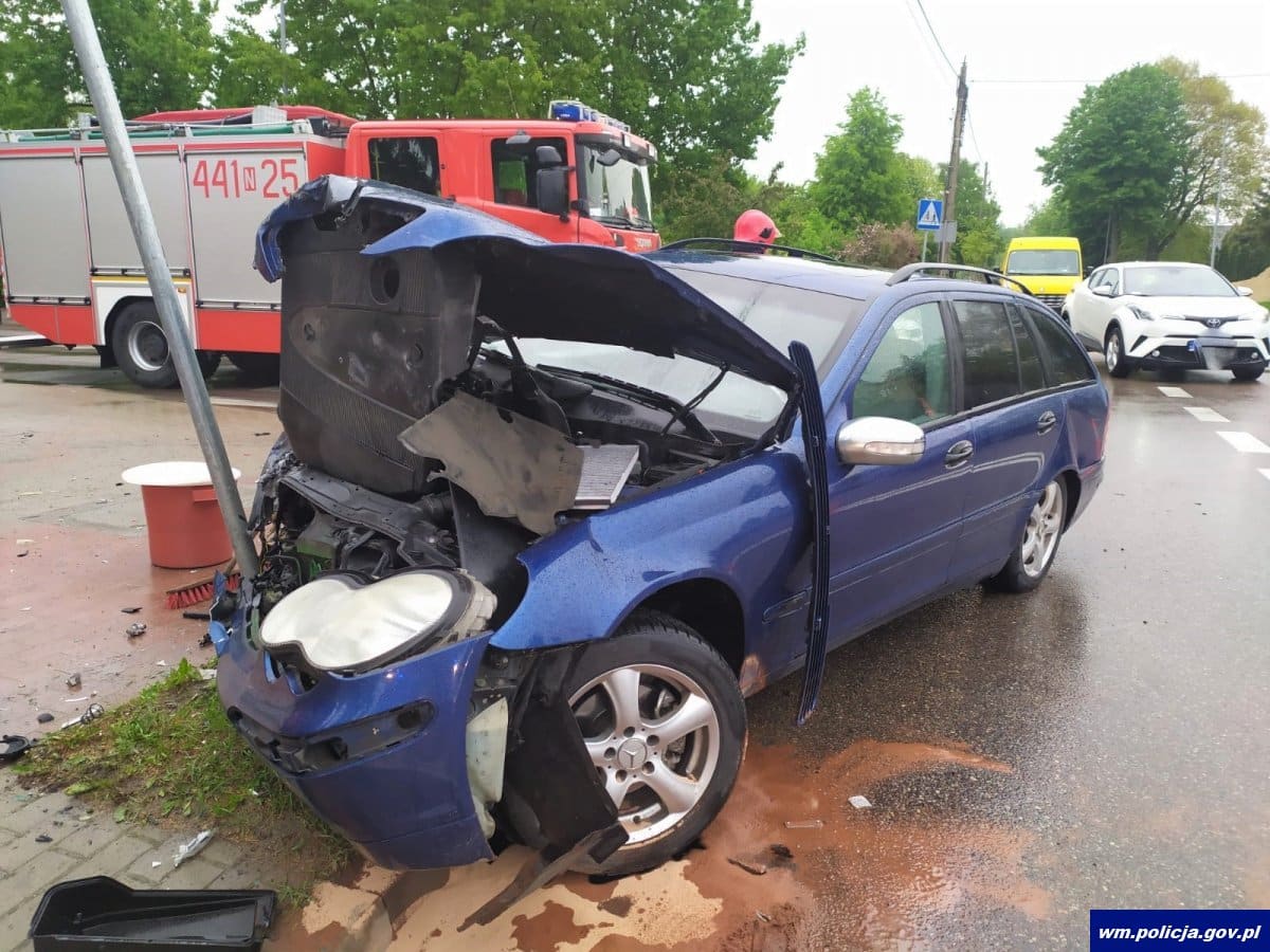 Dwa auta zderzyły się na skrzyżowaniu. Jedna osoba trafiła do szpitala zdarzenie drogowe Wiadomości, Giżycko