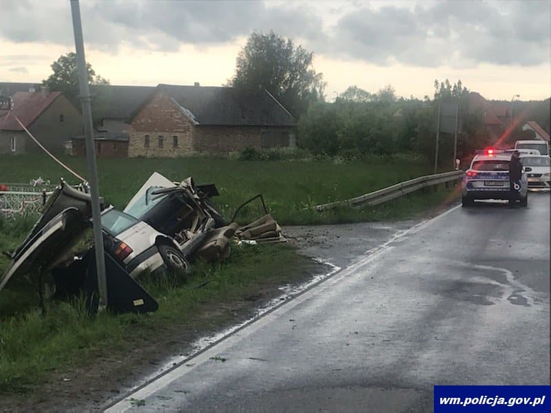 Kierowca wpadł Passatem do rowu. Uderzył w przepust pod jezdnią wypadek Wiadomości, Działdowo