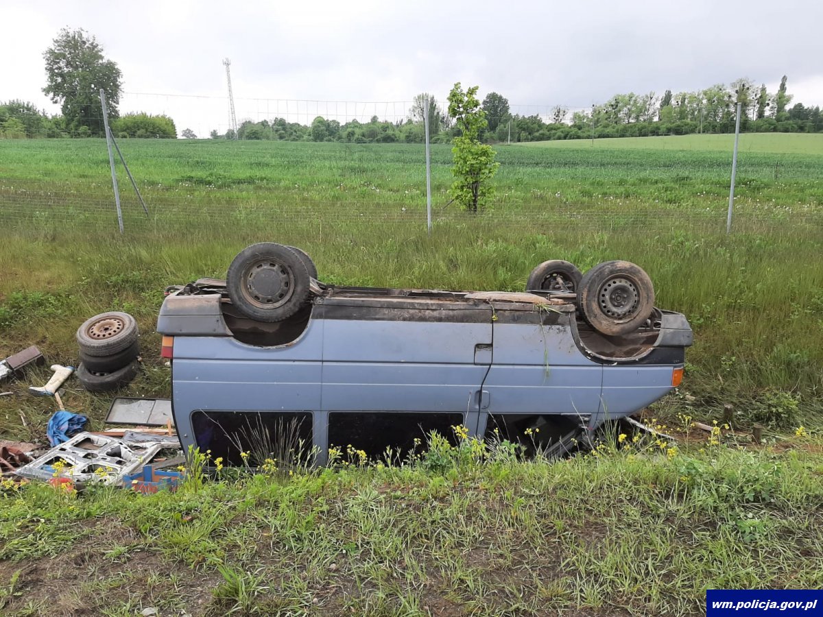 Nietrzeźwy kierowca wpadł busem do rowu. Jedna osoba trafiła do szpitala alkohol Wiadomości