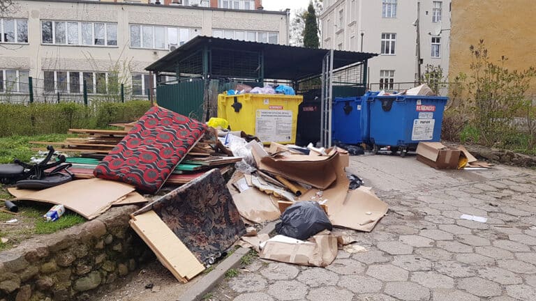 Olsztyniacy nie potrafią korzystać z kubł&oacute;w na śmieci? Nowy trend