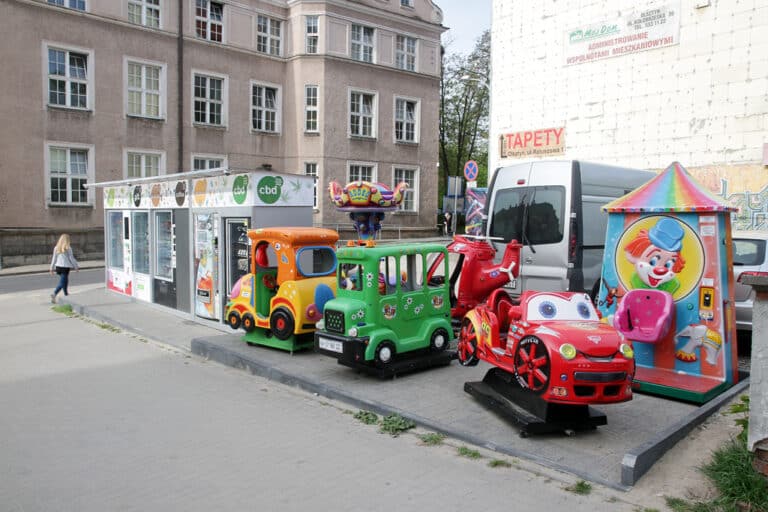 Kontrowersyjny lunapark obok olsztyńskiego ratusza
