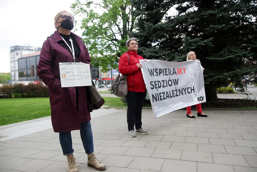 Protest pod olsztyńskim sądem w Dniu Solidarności