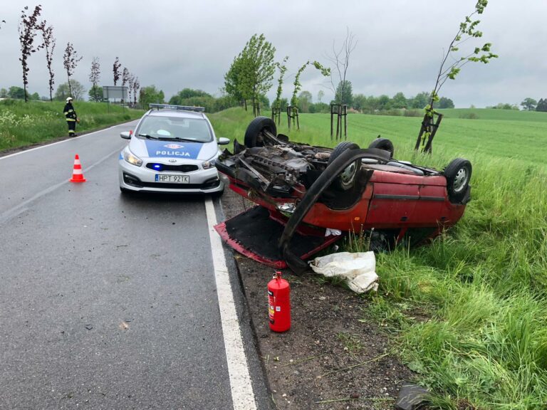 Dachowanie na DK16. Dwie osoby trafiły do szpitala
