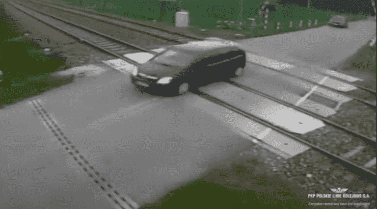 45-latek ominął zamykające się szlabany. Utknął na przejeździe kolejowym