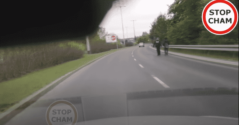 Szli jezdnią na ruchliwej drodze w Olsztynie