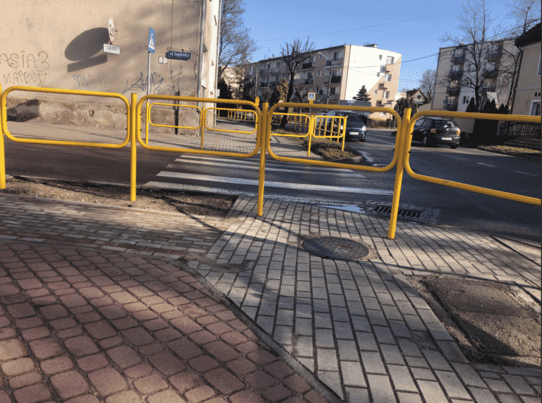 Zlikwidowano przejście w środku miasta. To droga prowadząca do szkoły