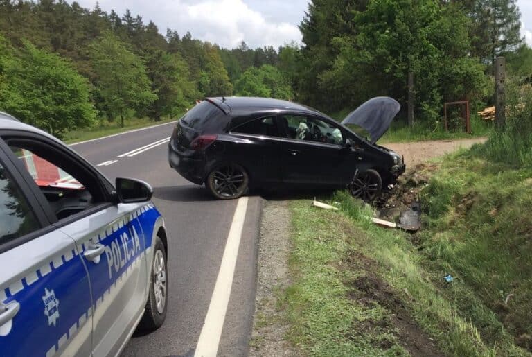 Utrudnienia na krajowej szesnastce. Kobieta wjechała do rowu